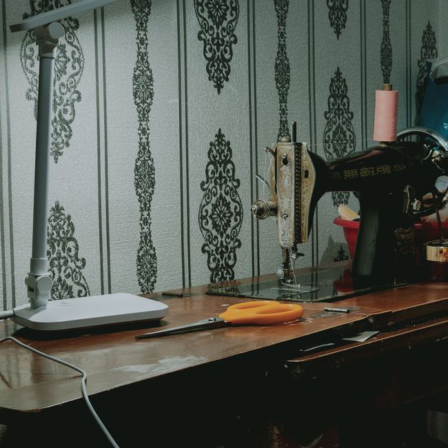 Tvorivý kútik s materiálmi na stole