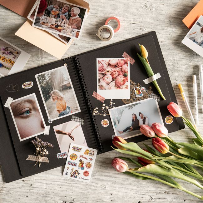 Otvorený scrapbook album s fotografiami